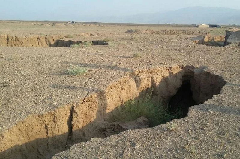 فرونشست چندکیلومتری در حوالی آران‌وبیدگل [+ ویدیو]