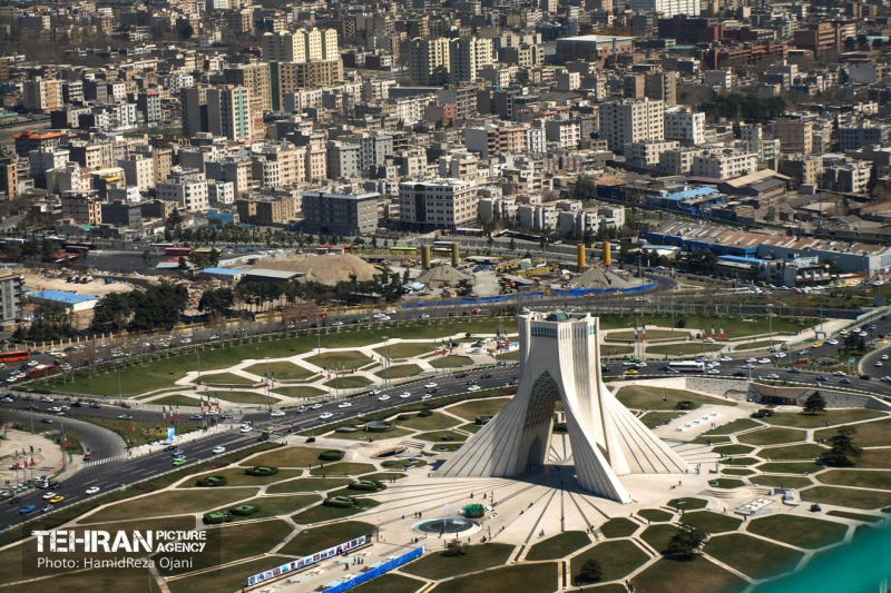 تهران اصولاً یک «پایتخت طبیعی و بالفطره» است. موقعیت مرکزی، فاصله تا مرزها، بنیانهای زیستی و هویت برساخته و فرا قومیتی تهران، این شهر را به عنوان گزینهای مطلوب برای پایتختی این جغرافیای وسیع، متکثر و منحصربهفرد تبدیل کرده است.