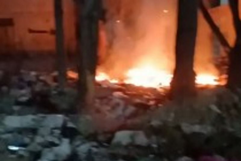 سوزاندن شبانه زبالهها در پارک گلهای زاهدان