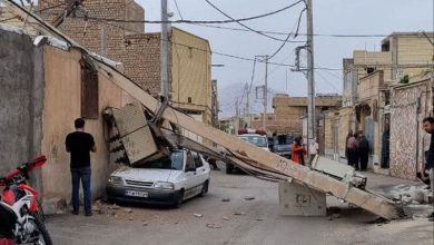 سقوط تیر برق روی پراید در کاشان