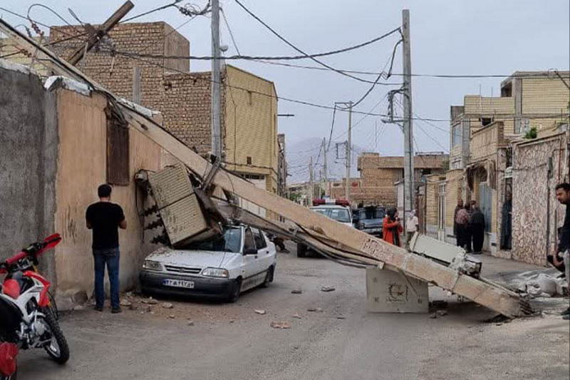 سقوط تیر برق روی پراید در کاشان