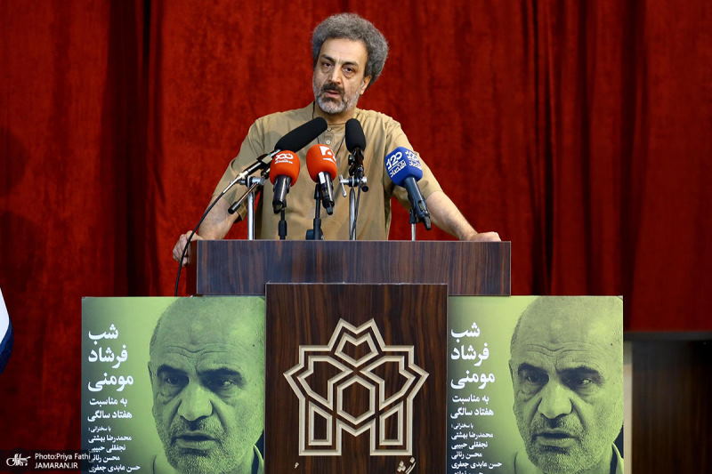 رنانی: مومنی ۳۰ سال یک تنه در میدان ایستاد | او پرچمدار منافع ملی است