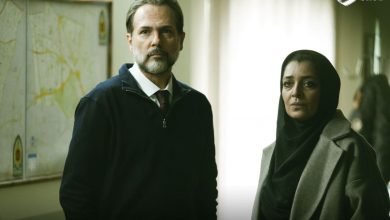 شاید با دیدن دو قسمت از سریال محکوم پیش خودتان بگویید «ای بابا، بازم یه قصهی تکراری که یه زن میخواد ازدواج کنه اما پسرش مخالفه» اما باور کنید اینطور نیست و اتفاقا خیلی هم همهچیز جدید است. نمونهاش تراپیست قصه است که خودش یک رد فلگ (پرچم هشدار) محرک است. مثلا شما کجا در فیلم و سریالها یک تراپیست را دیدهاید که اینقدر دیوانه باشد و برود با مادر مراجعش ازدواج کند؟ این کار حتی در کارهای ایرج ملکی هم قفل است اما شما خلاقیت نویسنده و کارگردان را ببینید که برای نشان دادن یک تراپیست دیوانه کم نمیگذارند. مثل این میماند که داور وسط بازی در سوتش بدمد و بعد لباس یکی از تیمها را بپوشد و خودش پنالتی بزند! ولی دیوانگی تراپیست به همینجا ختم نمیشود و به اواخر قسمت اول که میرسیم خسرو را میبینیم که کنار دریا به نسرین اصرار میکند که بگذار هیپنوتیزمت کنم تا حالت خوب شود. هرچقدر نسرین میگوید که این مسخرهبازیها یعنی چه و دو دقیقه آمدیم شمال دلمان باز شود، آقای دکتر گیر میدهد که یعنی چه، باید بگذاری تو را هیپنوتیزم کنم. در واقع ما تراپیست مریضی را میبینیم که خیلی زیادی در نقشش فرو رفته و فکر میکند مهم نیت است و هر جایی که شد باید هیپنوتیزم را انجام داد. اصلا مریض هم غلط کرده که میگوید نمیخواهم. بعد نسرین را میبینیم که چای به دست از ویلا بیرون میآید و تراپیست هم میگوید کجا رفتی. بیا دیگه. فقط کم مانده بود بگوید دو دیقه اومدیم هیپنوتیزمت کنیم همهش تو آشپزخونهای! در نهایت مخاطب شانس آورد که نسرین قبول کرد کنار دریا چشمانش را ببندد و اجازهی هیپنوتیزم را صادر کند وگرنه احتمالا کار به اینجا میرسید که تراپیست قصه مثل بچهها پایش را روی زمین بکوبد و با گریه بگوید که «تو رو خدا بذار من بگم به یه جا خیره شو و ببرمت تو یه خلسه.» بعد از آن تراپیست را میبینیم که فکر میکند ناخودآگاه یک چاه بزرگ است و میتواند هر چه میخواهد را از آن بیرون بکشد. ما حتی منتظر بودیم سطل پشت سطل از چاهِ ناخودآگاه خاطره و کوفت و زهرمارهای انباشته شده را بیرون بکشد اما تراپیست ناگهان دربارهی پنج سال آینده حرف میزند. و اینجا ما متوجه غافلگیری عجیبی میشویم که هیچ جا نمیشود آن را پیدا کرد. خودش هم میگوید که «من با هیپنوتیزم وارد ضمیر ناخودآگاه تو میشوم و لمسش میکنم و بعدش معجزهاش را میبینی.» متاسفانه قسمت اول که تمام میشود داستان طوری پیش میرود که مخاطب این شانس را از دست میدهد ببیند آقای تراپیست وقتی خانمش را هیپنوتیزم میکند و او را به پنج سال دیگر میبرد چه اتفاقی میفتد. حیف. تا حالا اینقدر تراپیستی را ندیده بودیم که توی نقشش گیر کرده باشد.