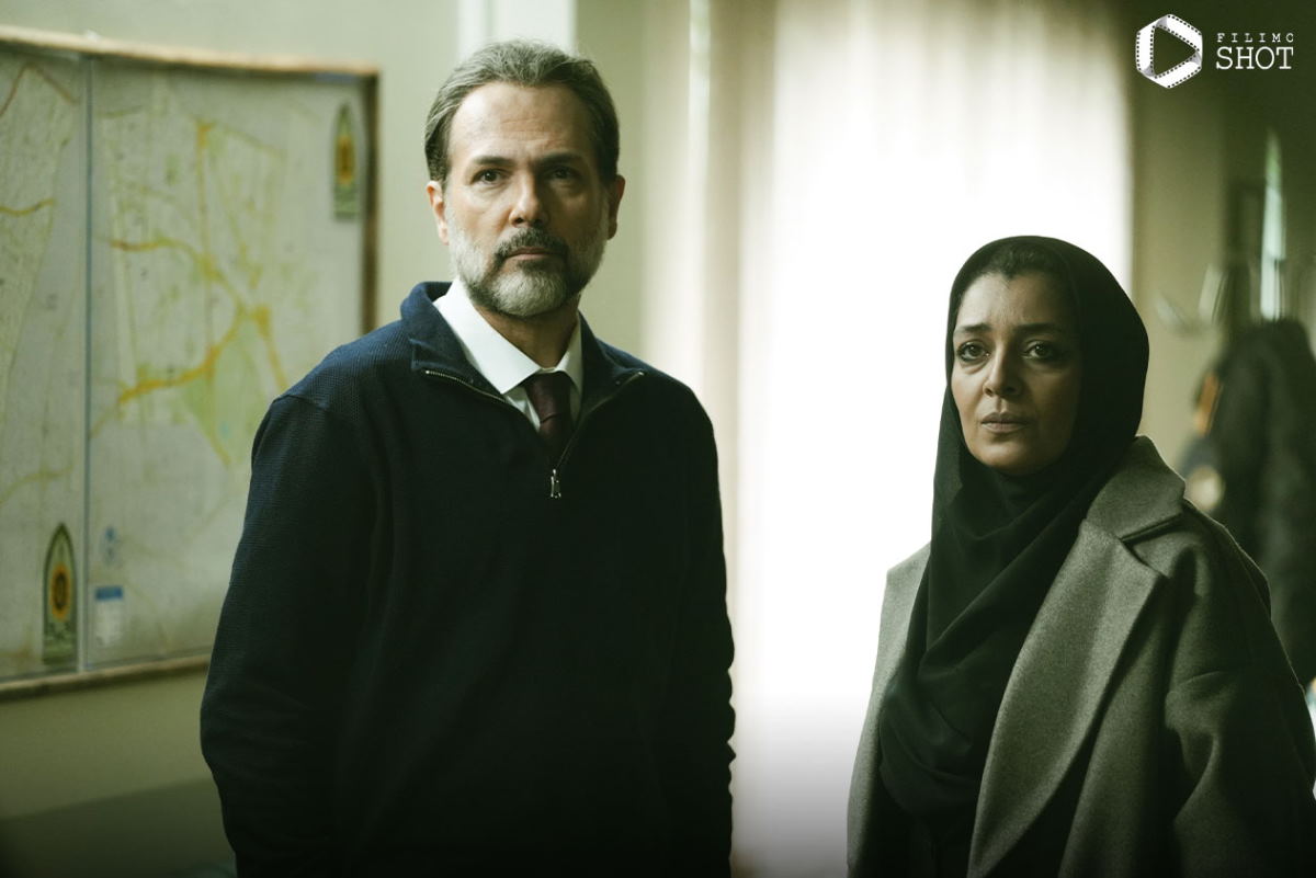 شاید با دیدن دو قسمت از سریال محکوم پیش خودتان بگویید «ای بابا، بازم یه قصهی تکراری که یه زن میخواد ازدواج کنه اما پسرش مخالفه» اما باور کنید اینطور نیست و اتفاقا خیلی هم همهچیز جدید است. نمونهاش تراپیست قصه است که خودش یک رد فلگ (پرچم هشدار) محرک است. مثلا شما کجا در فیلم و سریالها یک تراپیست را دیدهاید که اینقدر دیوانه باشد و برود با مادر مراجعش ازدواج کند؟ این کار حتی در کارهای ایرج ملکی هم قفل است اما شما خلاقیت نویسنده و کارگردان را ببینید که برای نشان دادن یک تراپیست دیوانه کم نمیگذارند. مثل این میماند که داور وسط بازی در سوتش بدمد و بعد لباس یکی از تیمها را بپوشد و خودش پنالتی بزند! ولی دیوانگی تراپیست به همینجا ختم نمیشود و به اواخر قسمت اول که میرسیم خسرو را میبینیم که کنار دریا به نسرین اصرار میکند که بگذار هیپنوتیزمت کنم تا حالت خوب شود. هرچقدر نسرین میگوید که این مسخرهبازیها یعنی چه و دو دقیقه آمدیم شمال دلمان باز شود، آقای دکتر گیر میدهد که یعنی چه، باید بگذاری تو را هیپنوتیزم کنم. در واقع ما تراپیست مریضی را میبینیم که خیلی زیادی در نقشش فرو رفته و فکر میکند مهم نیت است و هر جایی که شد باید هیپنوتیزم را انجام داد. اصلا مریض هم غلط کرده که میگوید نمیخواهم. بعد نسرین را میبینیم که چای به دست از ویلا بیرون میآید و تراپیست هم میگوید کجا رفتی. بیا دیگه. فقط کم مانده بود بگوید دو دیقه اومدیم هیپنوتیزمت کنیم همهش تو آشپزخونهای! در نهایت مخاطب شانس آورد که نسرین قبول کرد کنار دریا چشمانش را ببندد و اجازهی هیپنوتیزم را صادر کند وگرنه احتمالا کار به اینجا میرسید که تراپیست قصه مثل بچهها پایش را روی زمین بکوبد و با گریه بگوید که «تو رو خدا بذار من بگم به یه جا خیره شو و ببرمت تو یه خلسه.» بعد از آن تراپیست را میبینیم که فکر میکند ناخودآگاه یک چاه بزرگ است و میتواند هر چه میخواهد را از آن بیرون بکشد. ما حتی منتظر بودیم سطل پشت سطل از چاهِ ناخودآگاه خاطره و کوفت و زهرمارهای انباشته شده را بیرون بکشد اما تراپیست ناگهان دربارهی پنج سال آینده حرف میزند. و اینجا ما متوجه غافلگیری عجیبی میشویم که هیچ جا نمیشود آن را پیدا کرد. خودش هم میگوید که «من با هیپنوتیزم وارد ضمیر ناخودآگاه تو میشوم و لمسش میکنم و بعدش معجزهاش را میبینی.» متاسفانه قسمت اول که تمام میشود داستان طوری پیش میرود که مخاطب این شانس را از دست میدهد ببیند آقای تراپیست وقتی خانمش را هیپنوتیزم میکند و او را به پنج سال دیگر میبرد چه اتفاقی میفتد. حیف. تا حالا اینقدر تراپیستی را ندیده بودیم که توی نقشش گیر کرده باشد.