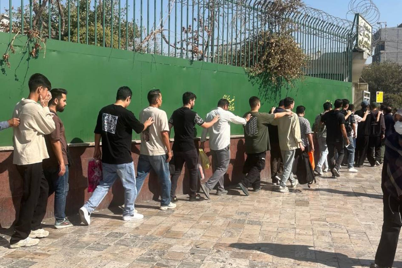 برخورد پلیس با مهاجران افغان در مترو